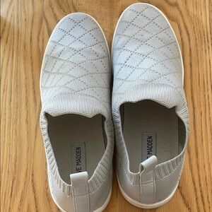 Steve Madden 9.5 Light Gray Quilted Slip-On Sneakers